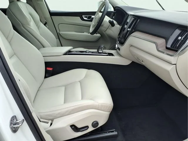 Used 2022  Volvo Momentum image 23