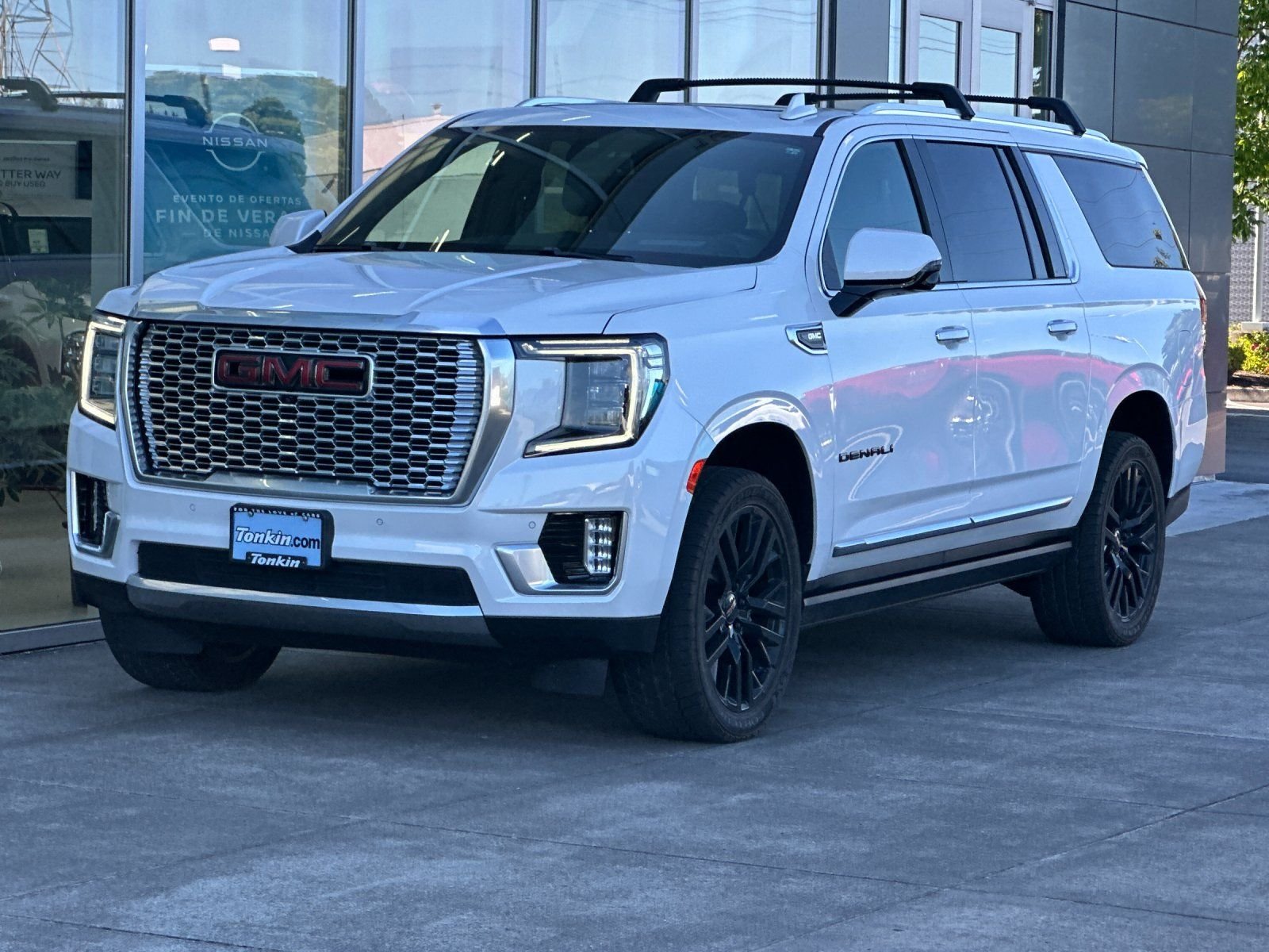 Used 2022 White Frost Tricoat GMC Denali image 7