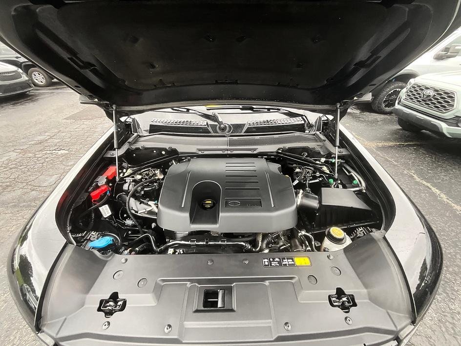 Used 2024 Black Land Rover X-Dynamic SE image 3