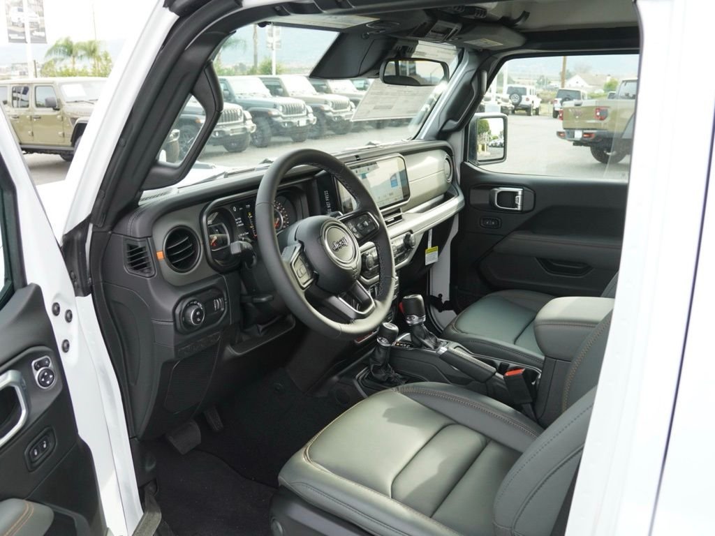 New 2026 Bright White Clear-Coat Exterior Paint Jeep Mojave image 18