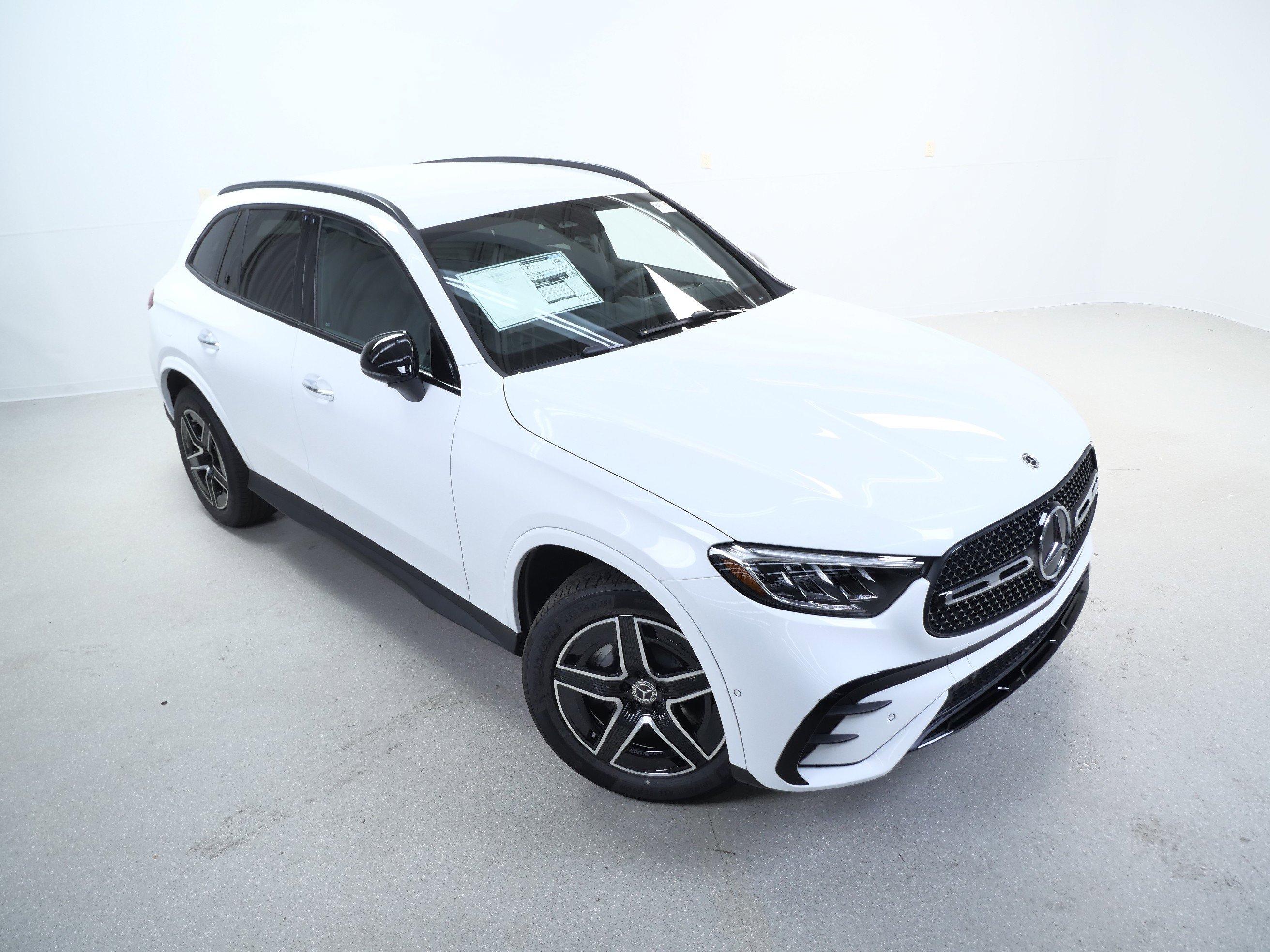 New 2026 MANUFAKTUR Moonlight White Metallic Mercedes-Benz GLC 300 image 4
