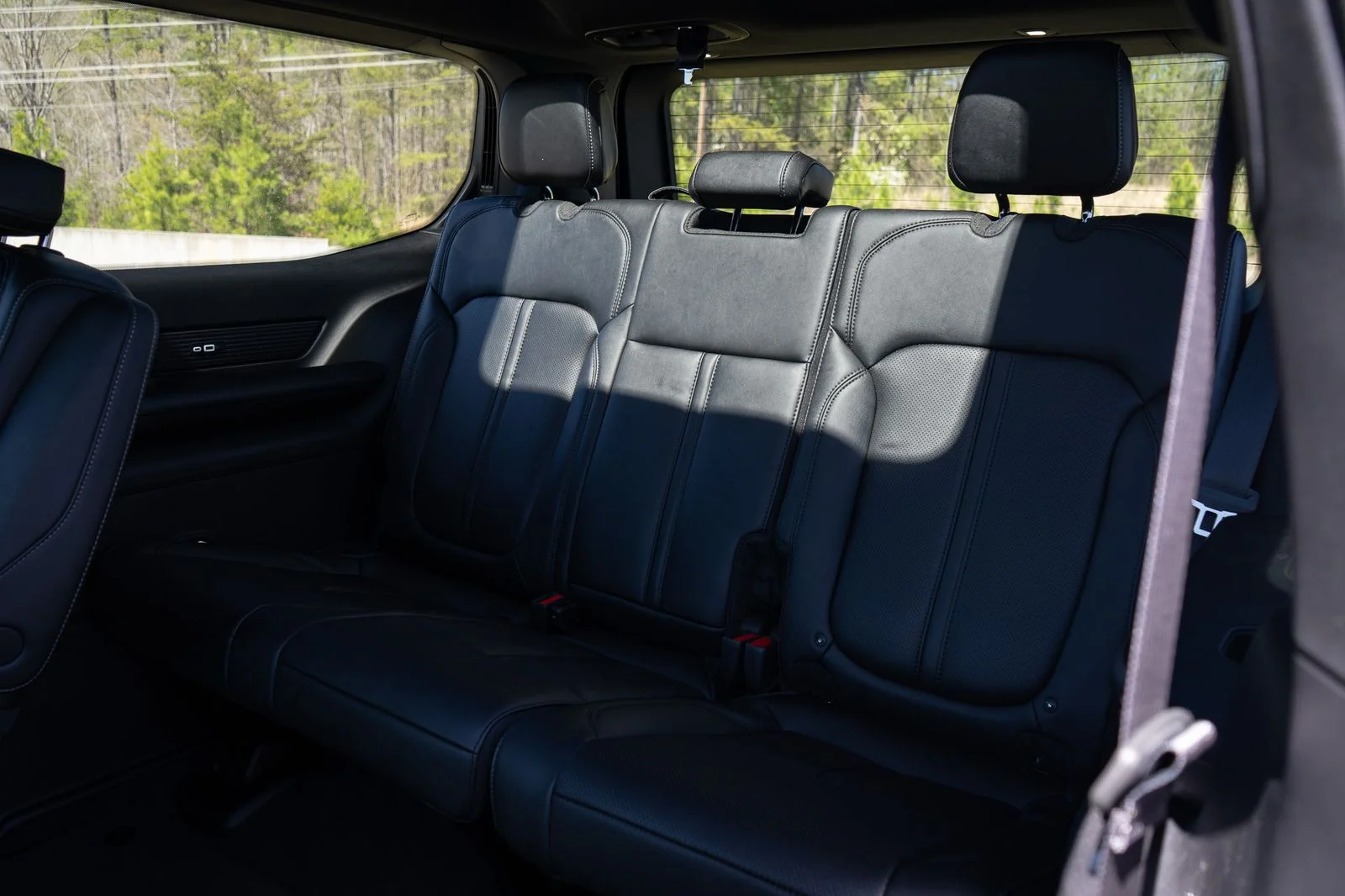 New 2026 Bright White Clear-Coat Exterior Paint Jeep Limited Reserve image 20