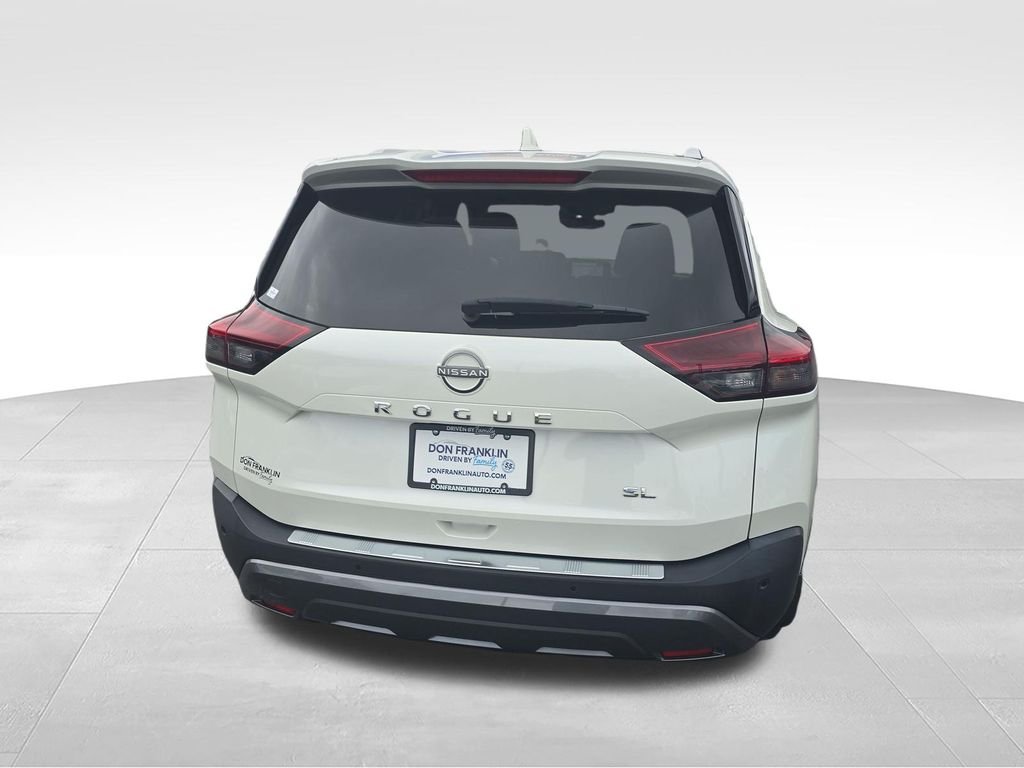 Used 2023 White Nissan SL image 4