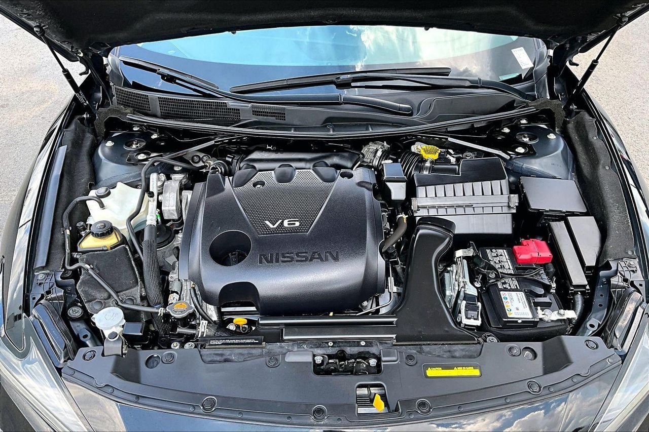 Used 2023 Super Black Nissan SL image 31