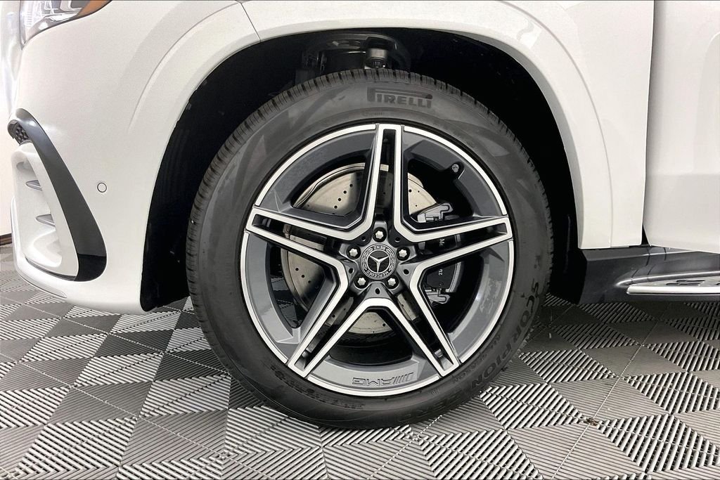 New 2026 MANUFAKTUR Moonlight White Metallic Mercedes-Benz GLS 450 image 12