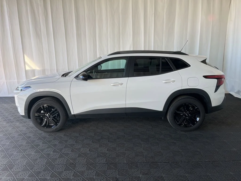 New 2025 Summit White Chevrolet ACTIV image 25
