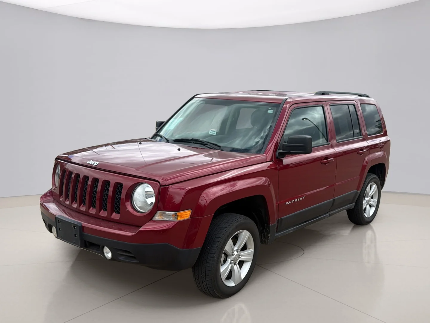 Used 2017 Red Jeep LATITUDE image 2