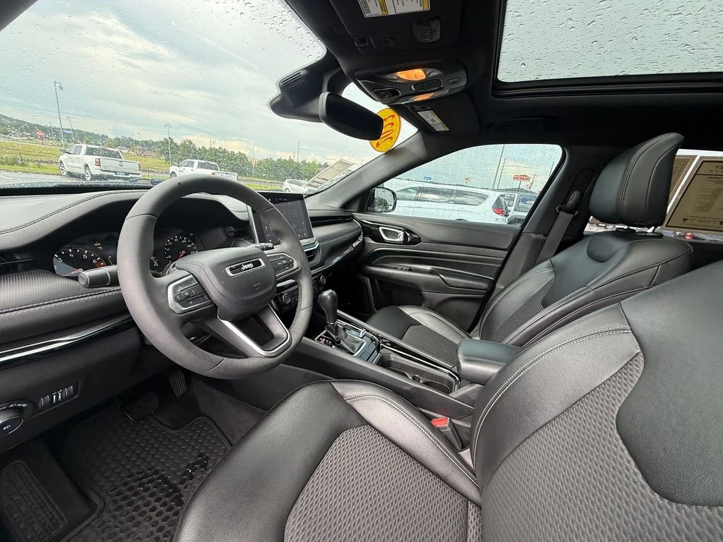 Used 2023 Gray Jeep Latitude image 19