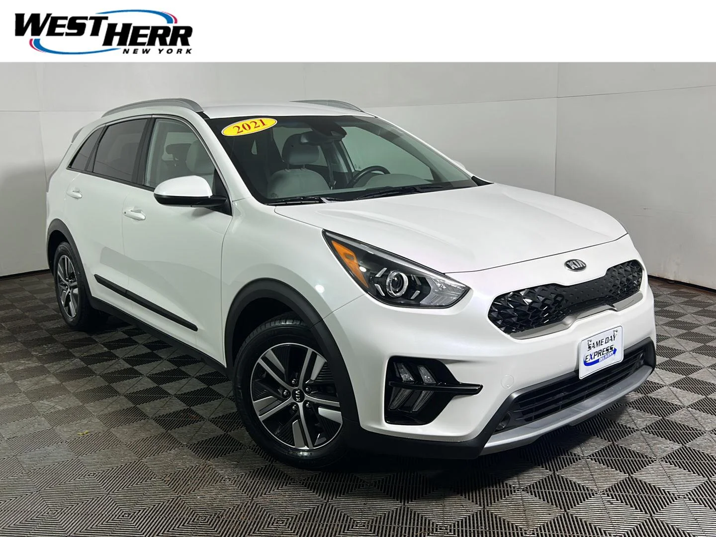 Used 2021 Snow White Pearl Kia LXS image 1