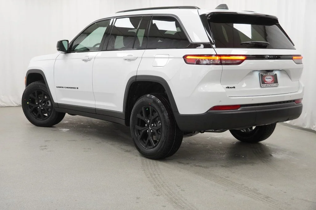 New 2026 Bright White Clear-Coat Exterior Paint Jeep Laredo Altitude image 13