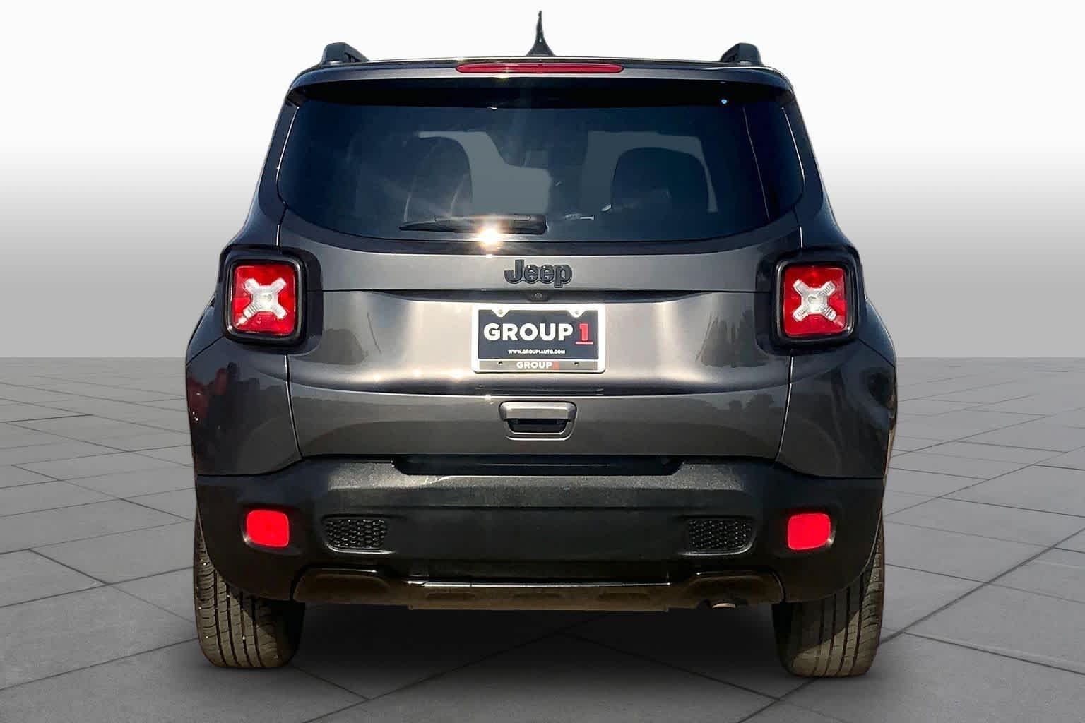 Used 2018 Granite Crystal Metallic Clearcoat Jeep Altitude image 5