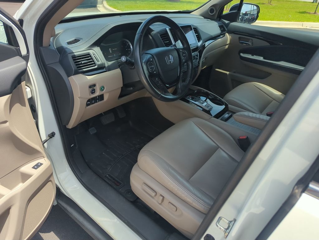 Used 2017  Honda Touring image 11