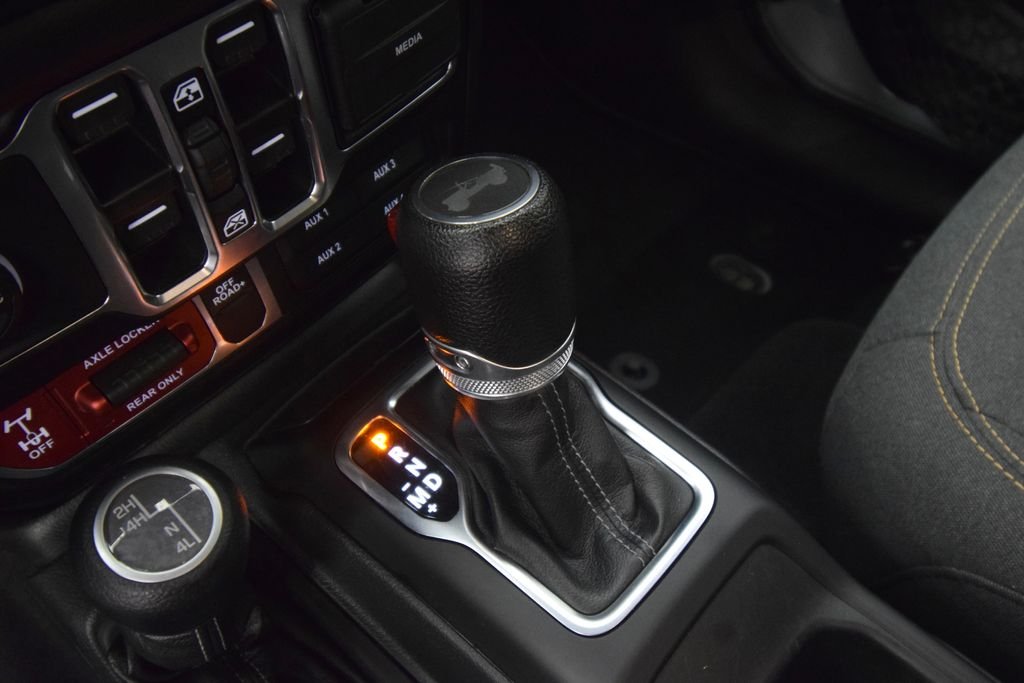 Used 2024 Earl Clearcoat Jeep Sport image 26