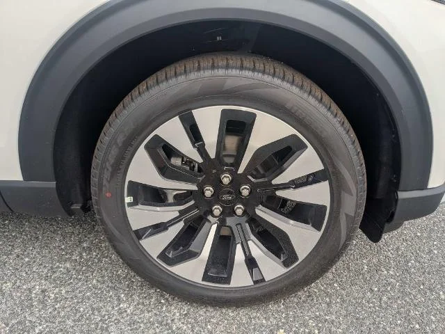 New 2026 Star White Metallic Tri-Coat Ford Platinum™ image 45