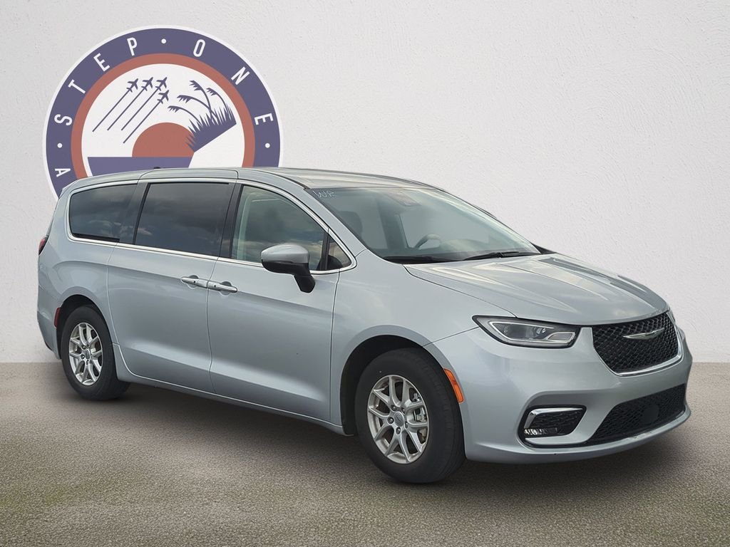 2023 Chrysler Pacifica Touring L's photo