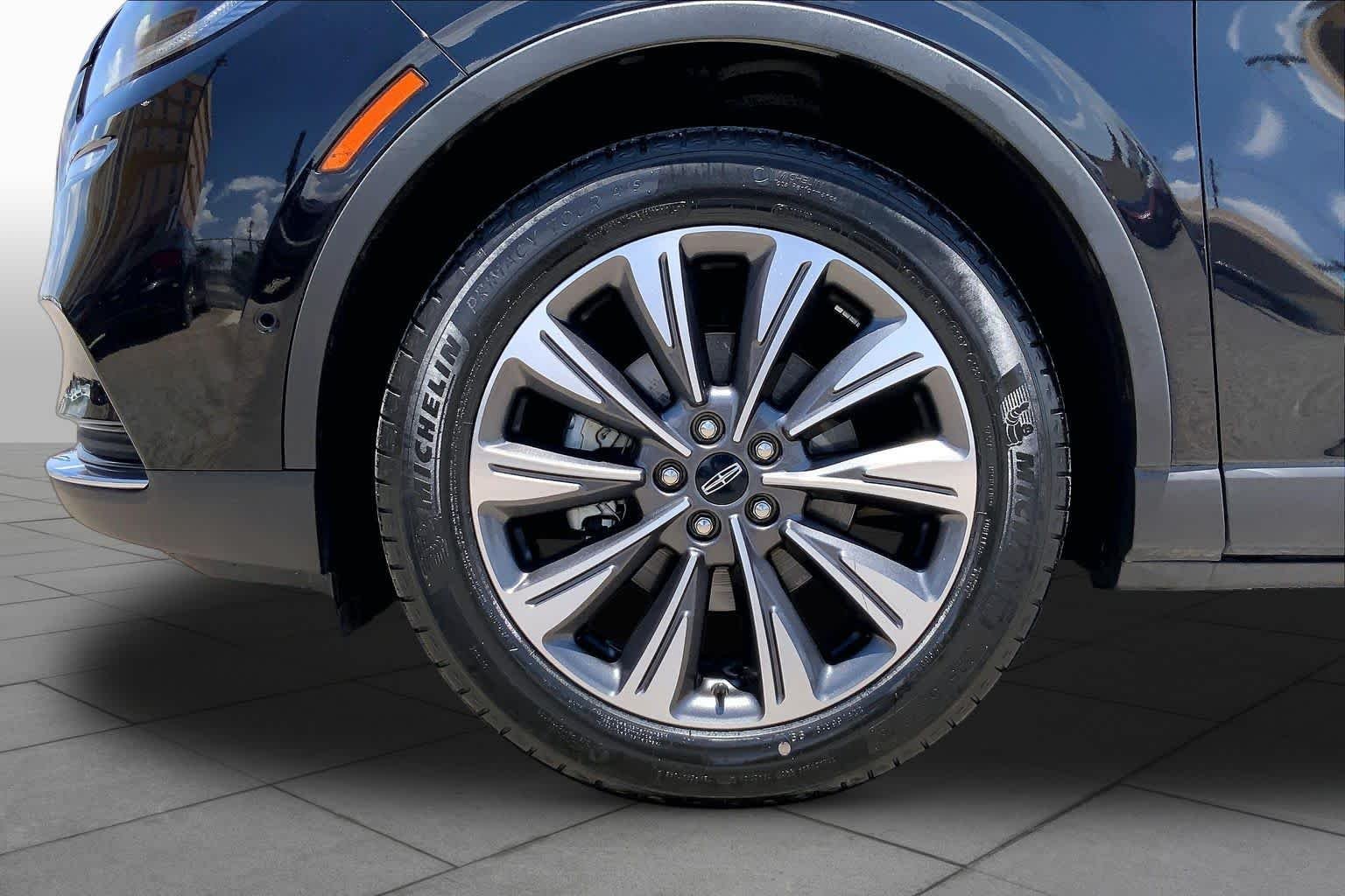 Used 2022 Infinite Black Metallic Clearcoat Lincoln Reserve image 10