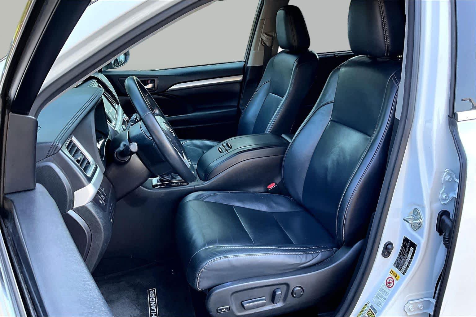 Used 2017 Blizzard Pearl Toyota XLE image 8