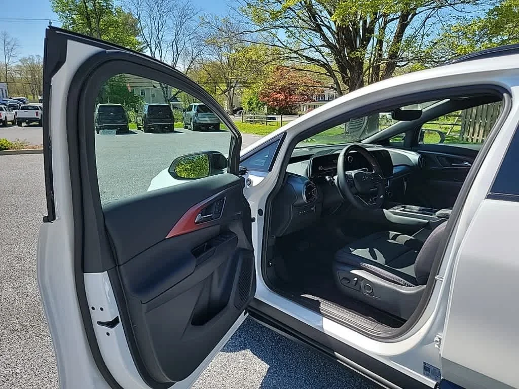 2025 Chevrolet Equinox EV RS - Photo 8