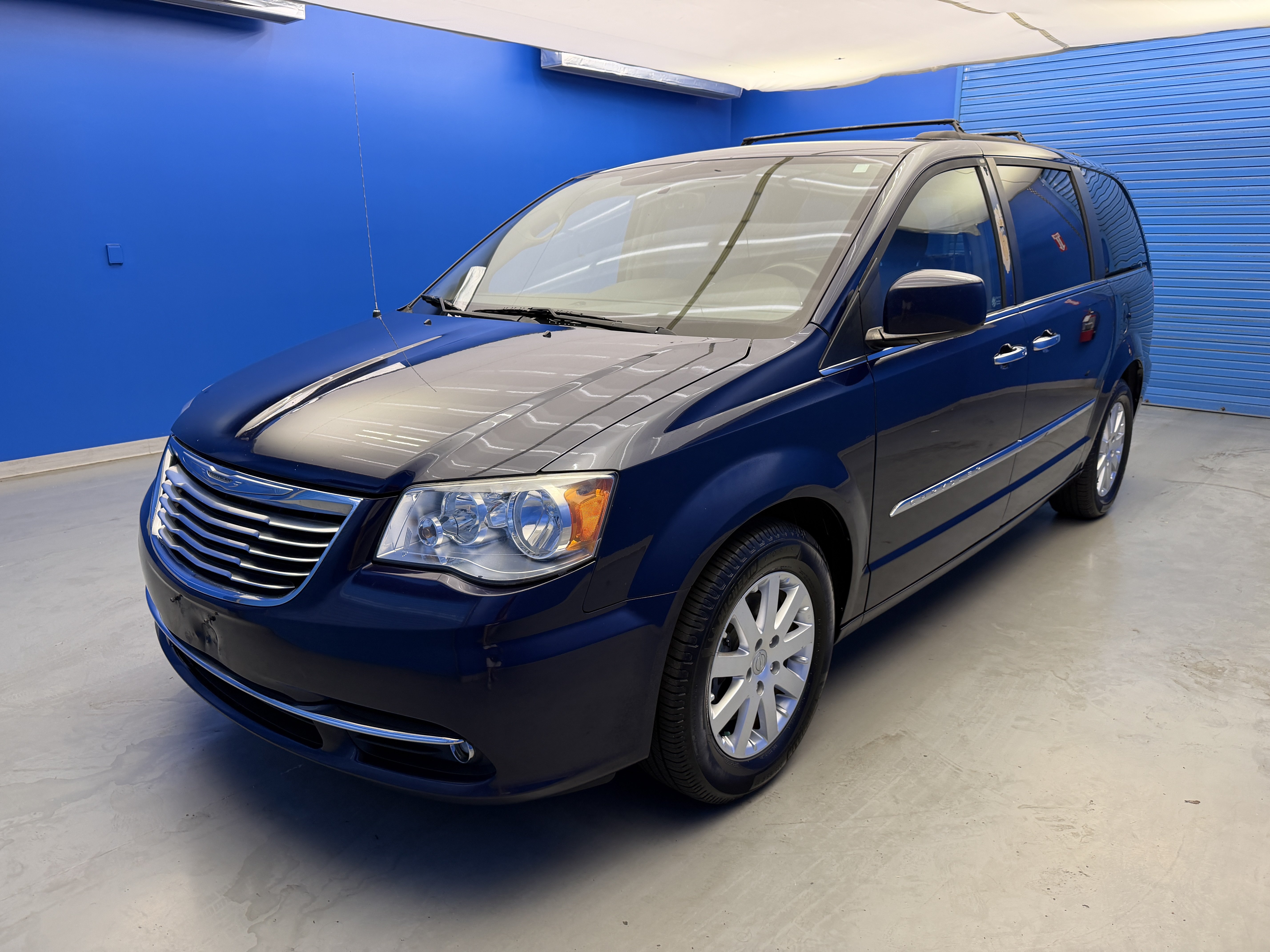 Used 2015 True Blue Pearlcoat Chrysler Touring image 4