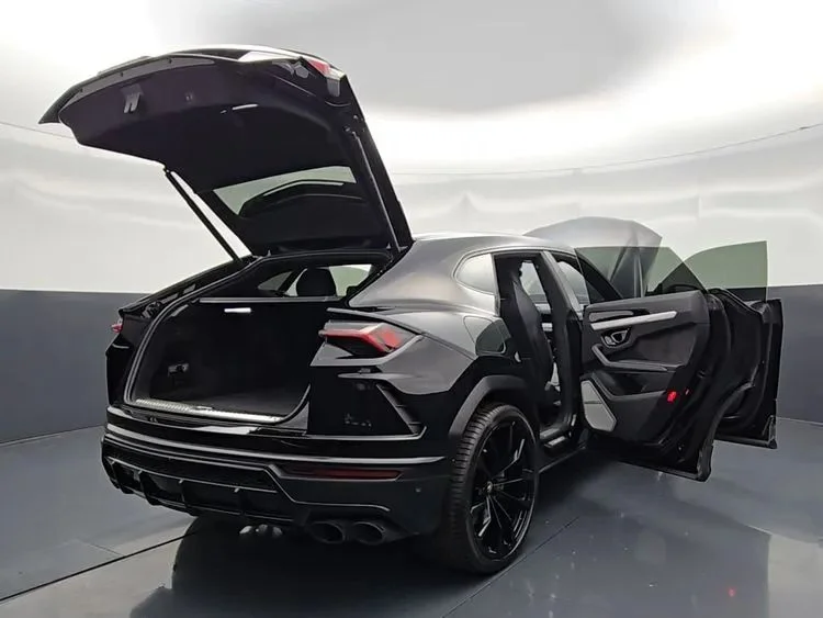 Used 2022  Lamborghini Sport Utility 4D image 21