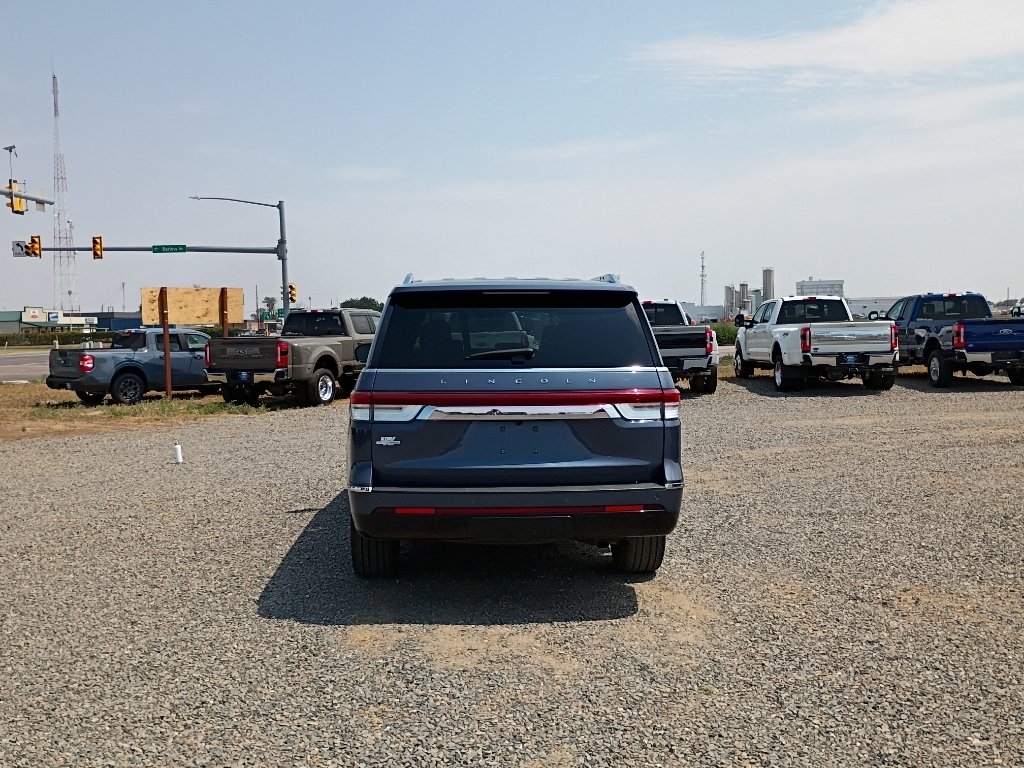 Used 2022 Ocean Drive Blue Metallic Tinted Clearcoat Lincoln Reserve image 4