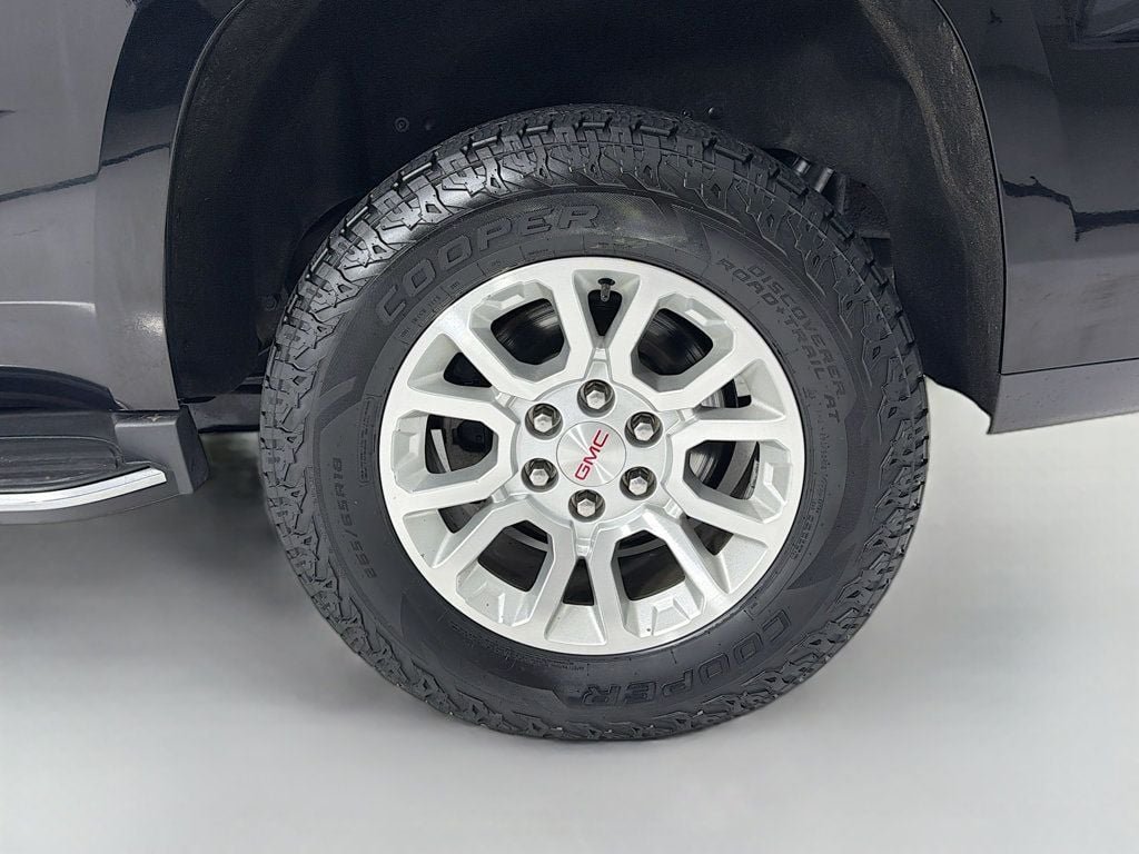 Used 2017 Onyx Black GMC 4WD 4dr SLT image 34