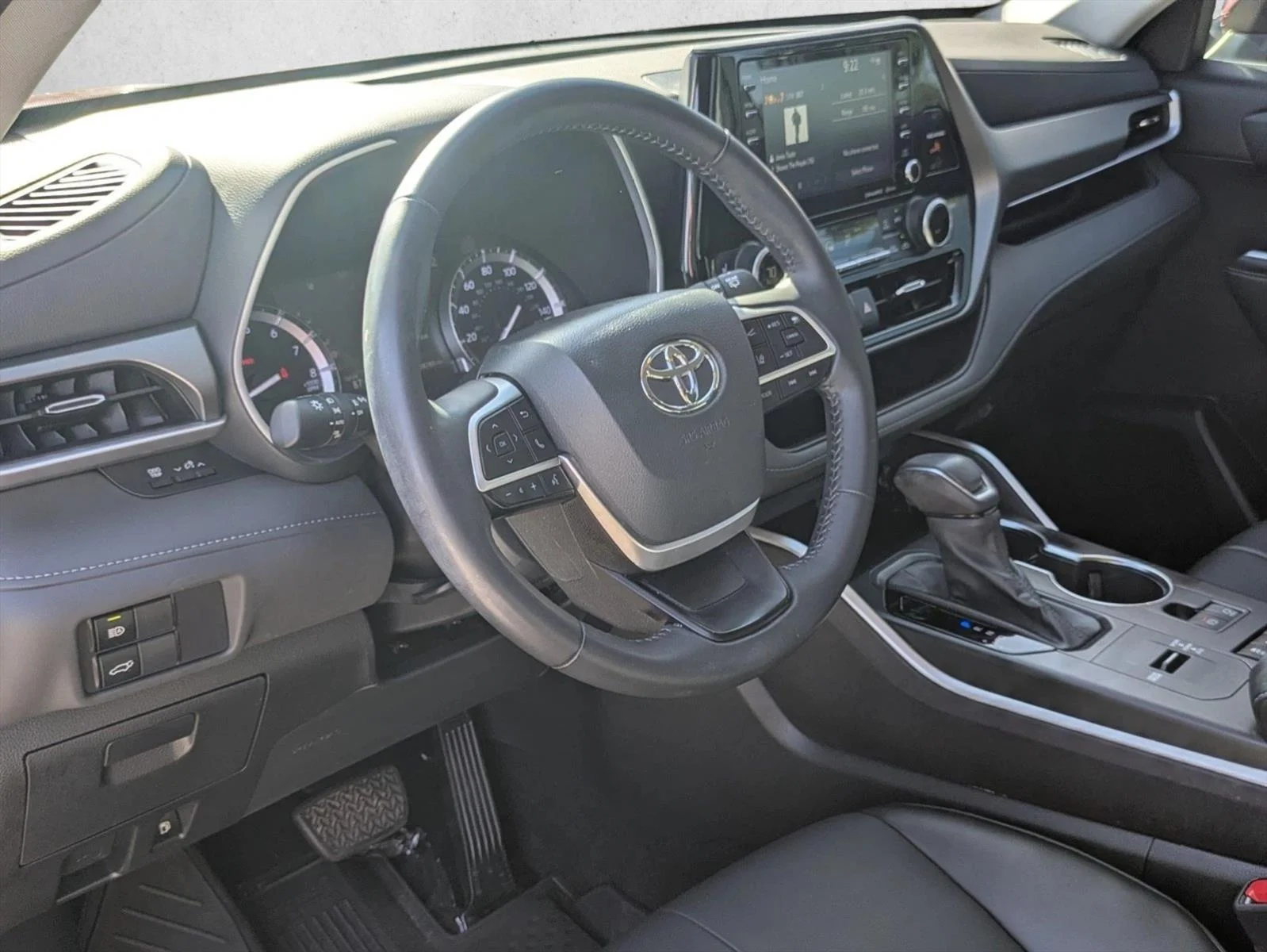 Used 2022 Ruby Flare Pearl Toyota XLE image 10