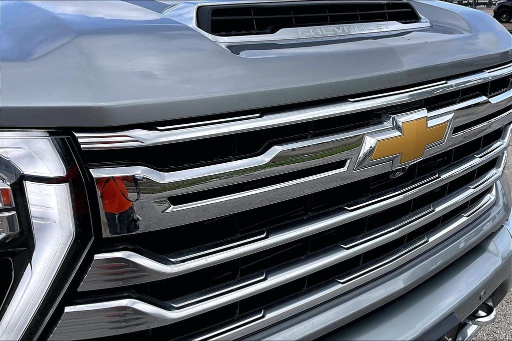 Used 2025 Gray Chevrolet High Country image 34