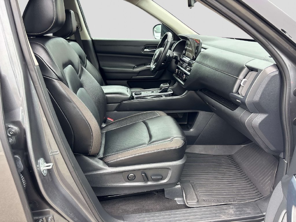 Used 2023 Gray Nissan SL image 17