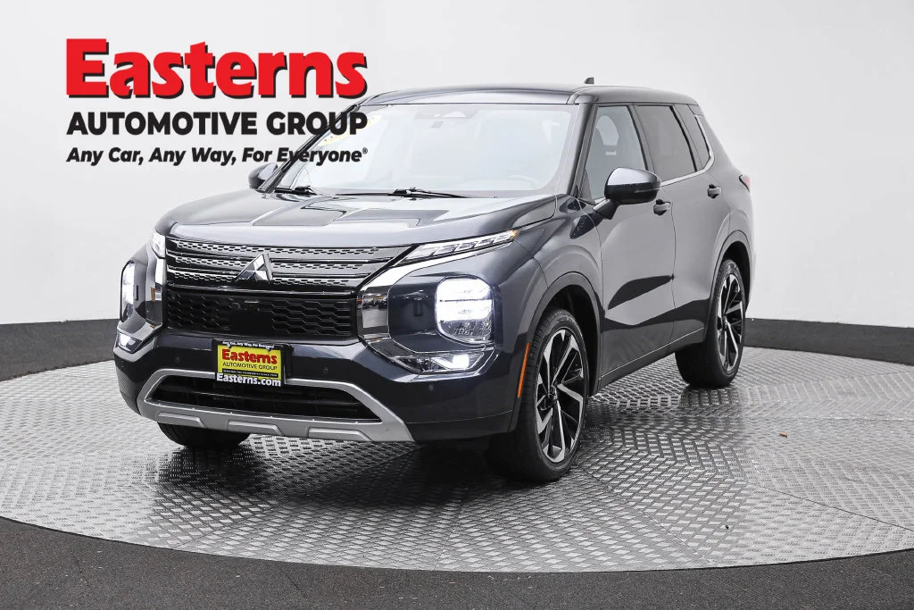 Used 2024 Gray Mitsubishi SE image 1