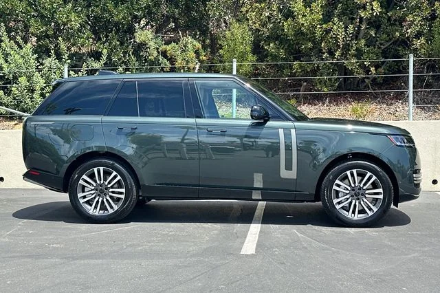 New 2026 Belgravia Green Land Rover SE image 6