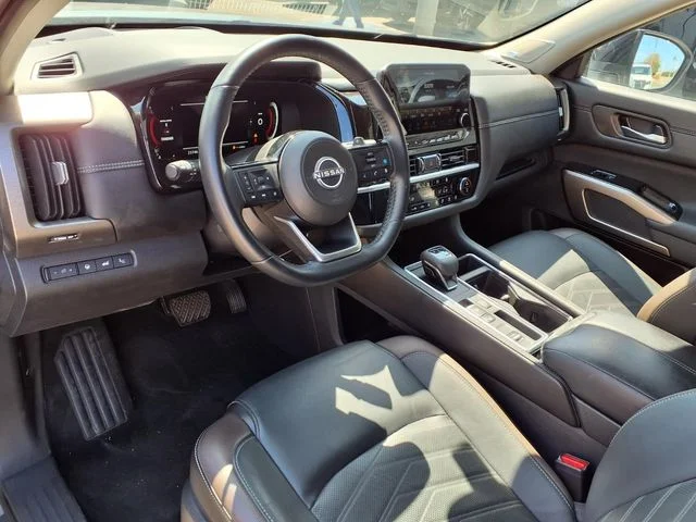 Used 2025 Gray Nissan Platinum image 4