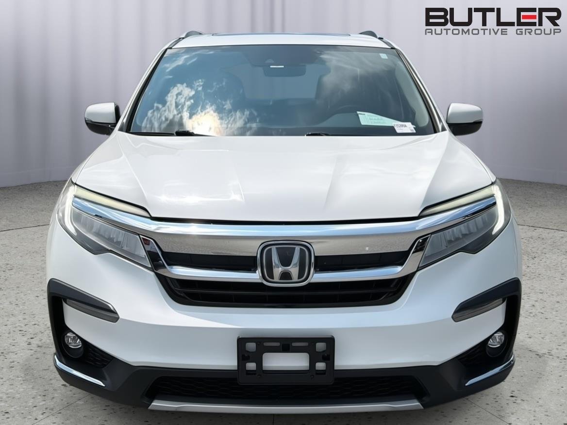 Used 2019 White Diamond Pearl Honda Touring w/Rear Captain