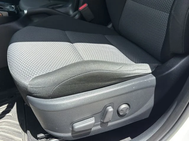 Used 2023 White Kia S image 27