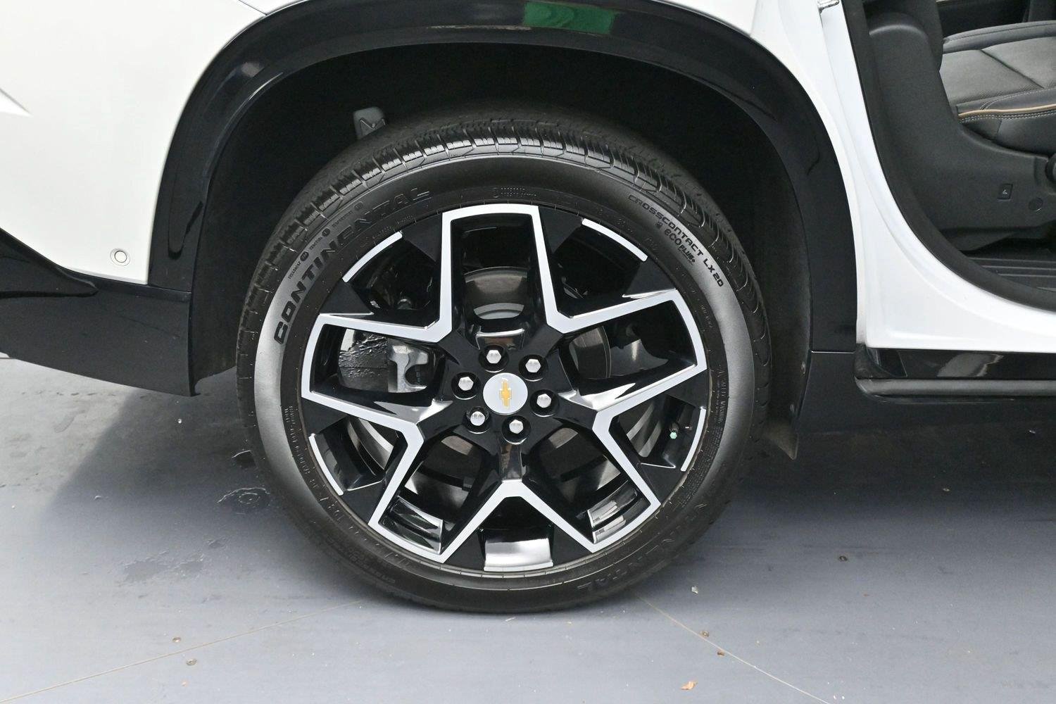 Used 2025 Iridescent Pearl Tricoat Chevrolet FWD High Country image 37