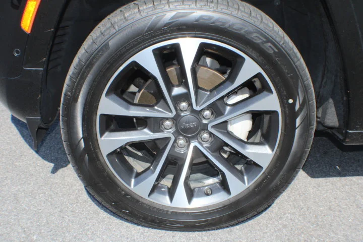 Used 2022 Diamond Black Crystal Pearlcoat Jeep Overland image 5