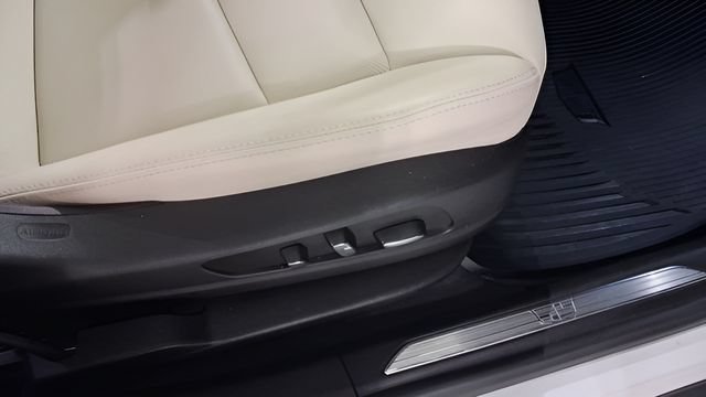 Used 2022 CRYSTAL WHITE TRICOAT Cadillac AWD Sport image 18