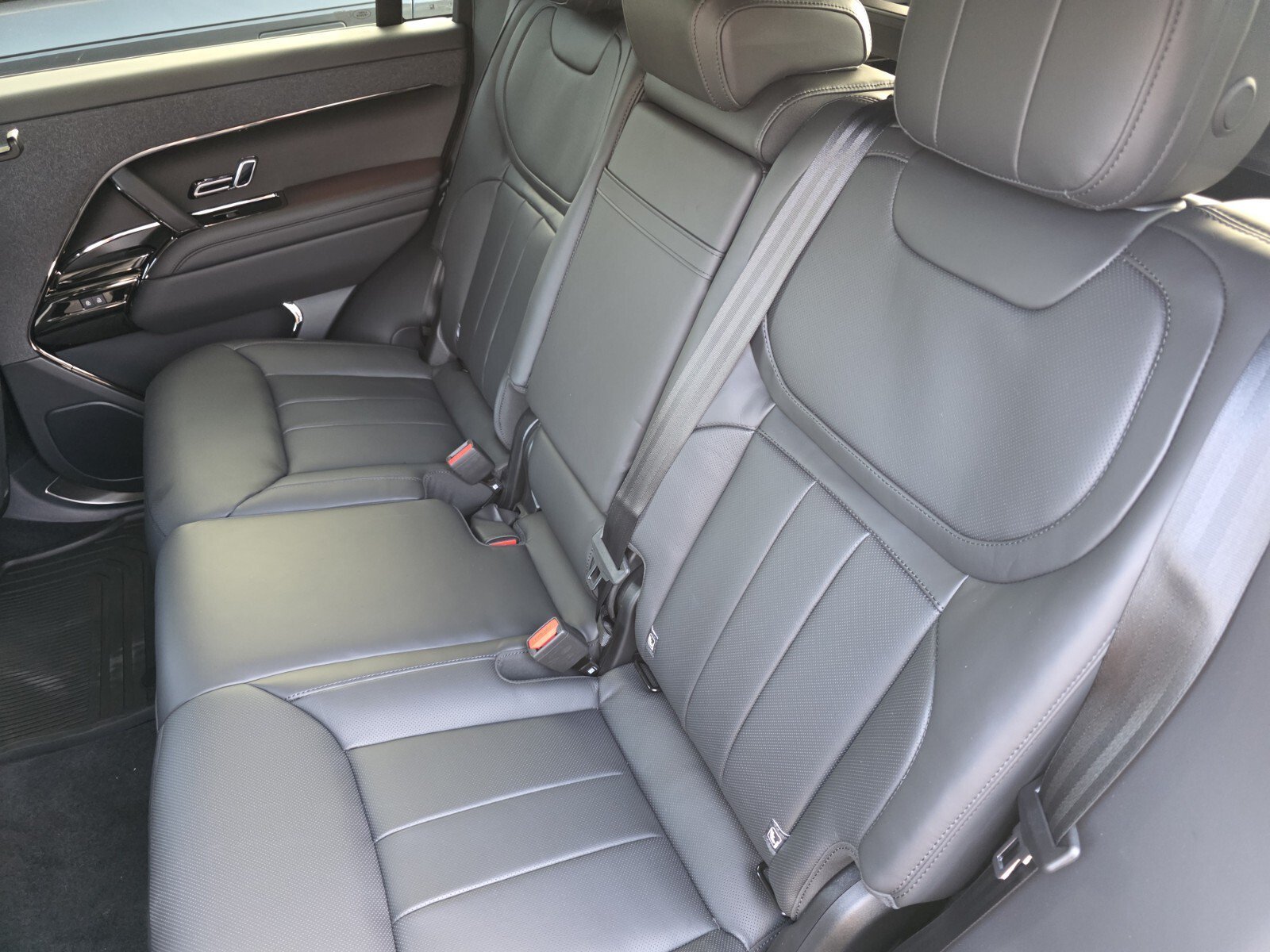 New 2026 Carpathian Grey Land Rover P400 Dynamic SE image 14