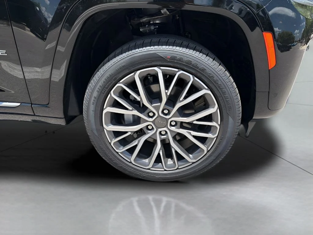 New 2026 Diamond Black Crystal Pearl-Coat Exterior Paint Jeep Summit image 17