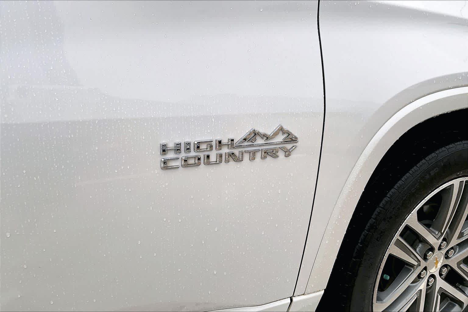 Used 2023 Iridescent Pearl Tricoat Chevrolet High Country image 10