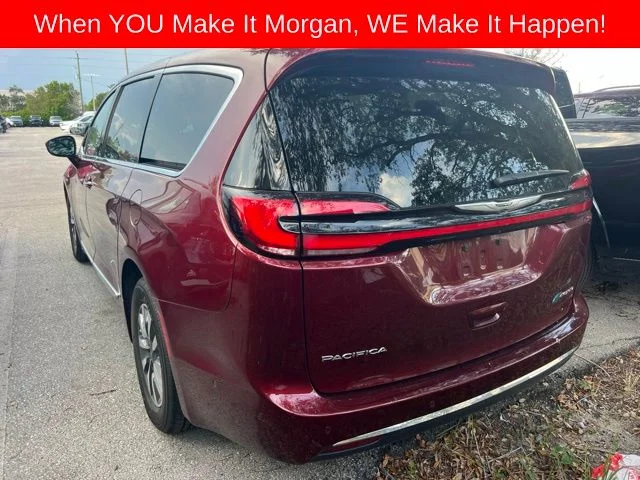 Used 2022 Red Chrysler Limited image 7