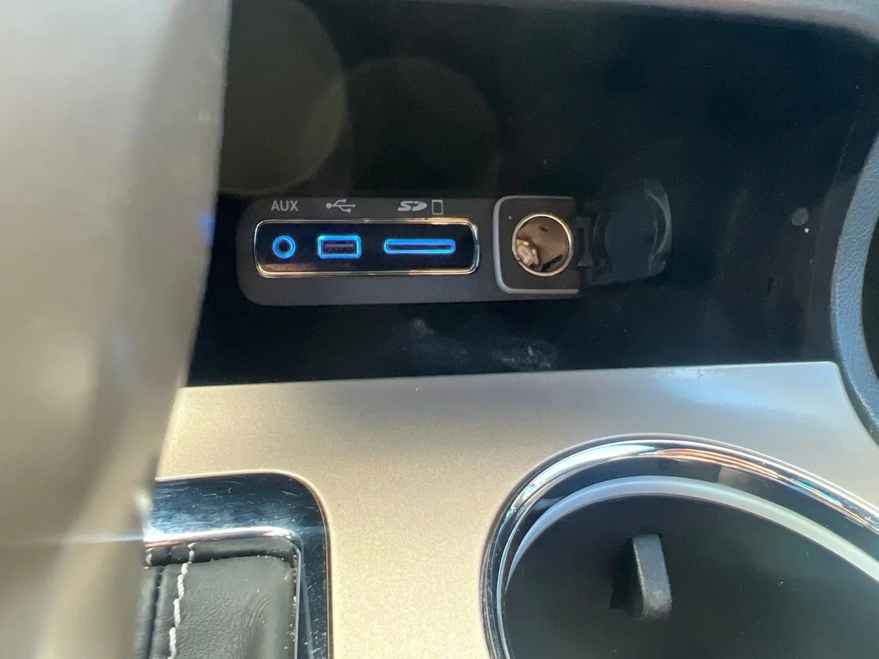 Used 2017 Silver Jeep Overland image 32