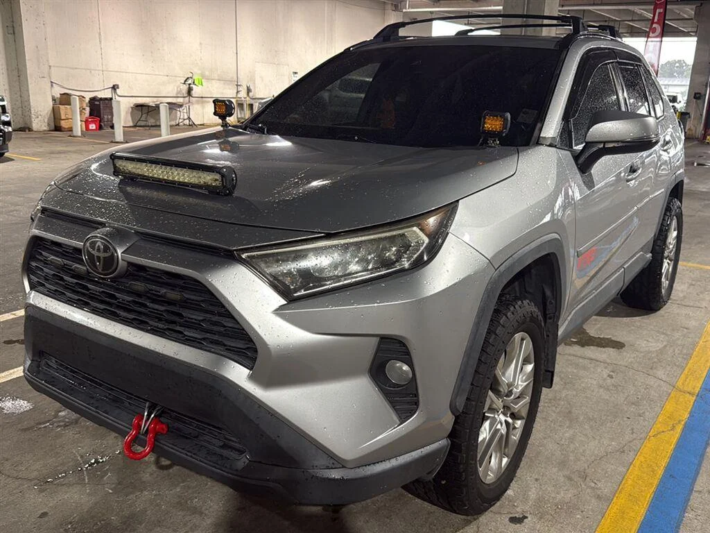 Used 2019 Silver Sky Metallic Toyota XLE Premium image 1