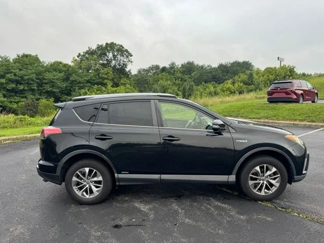 Used 2018 Toyota RAV4 XLE with VIN JTMRJREV4JD193132 for sale in Dry Ridge, KY