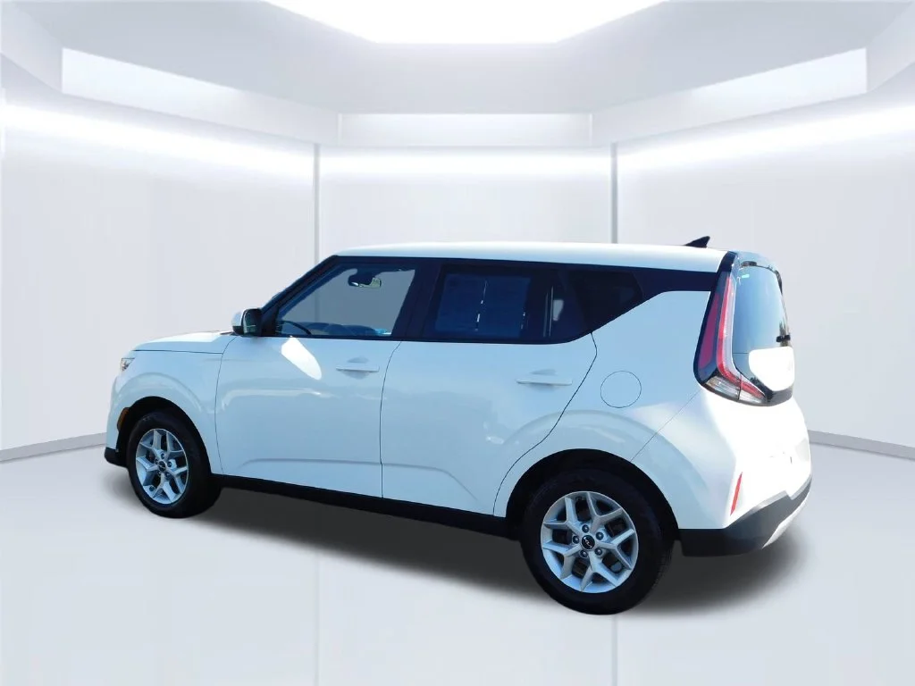 Used 2025 White Kia LX image 5
