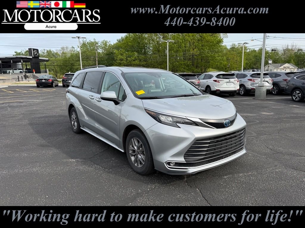2024 Toyota Sienna XLE 7-Passenger Hybrid FWD's photo
