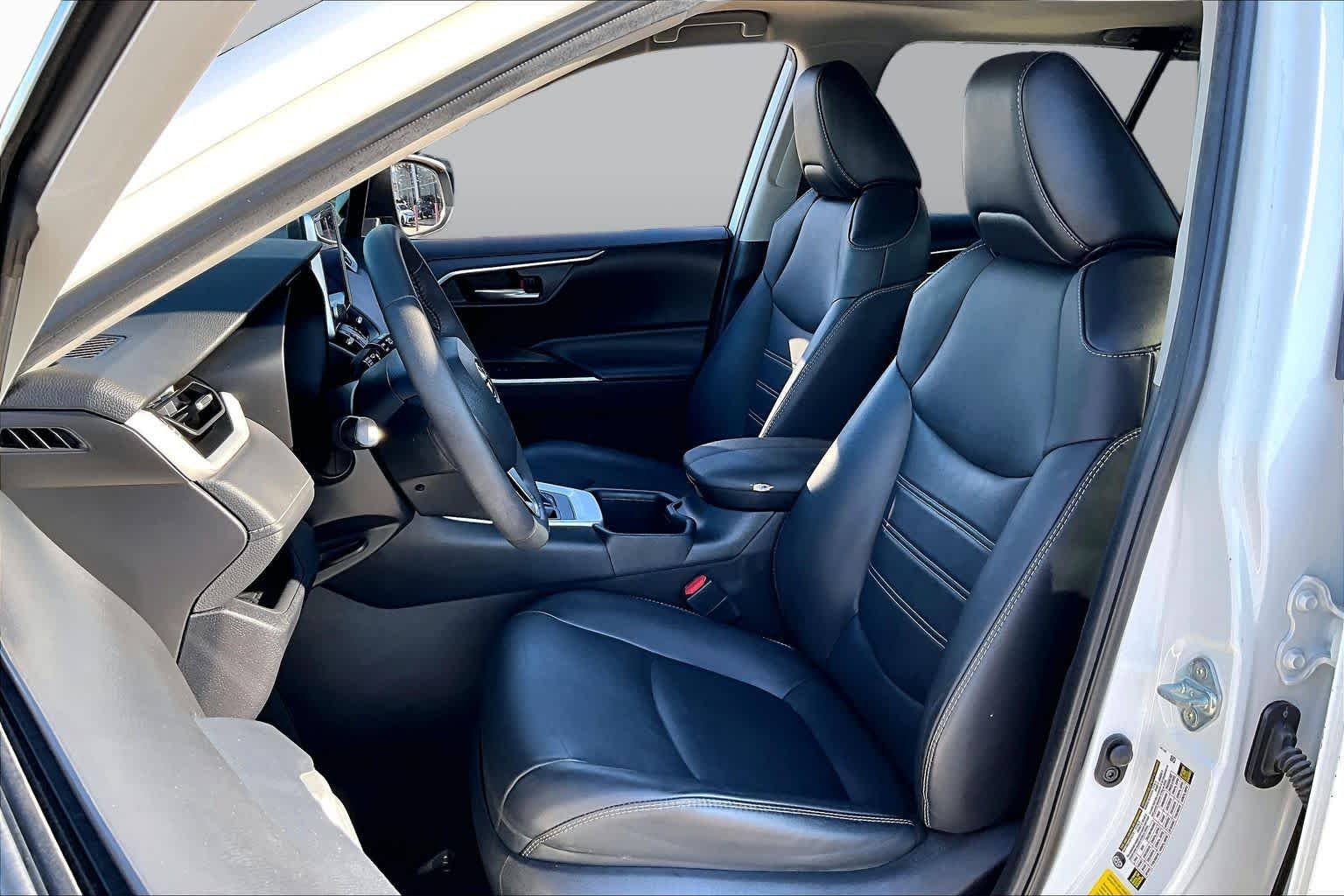 Used 2023 Wind Chill Pearl Toyota XLE Premium image 8