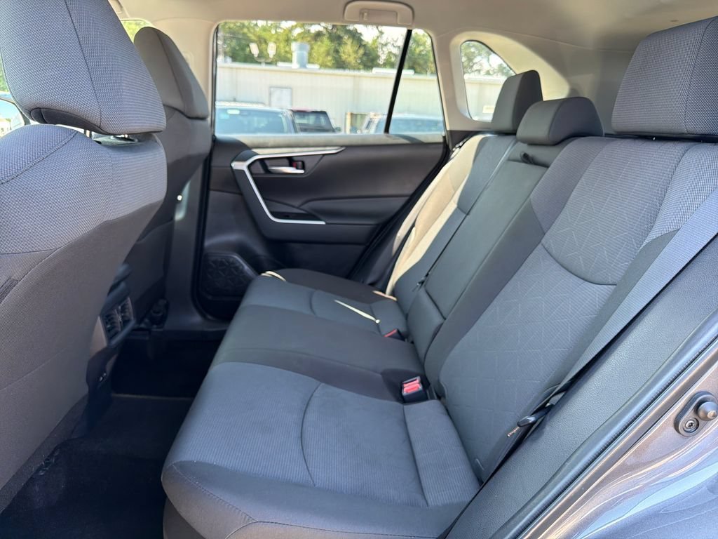 2025 Toyota RAV4 XLE - Photo 27