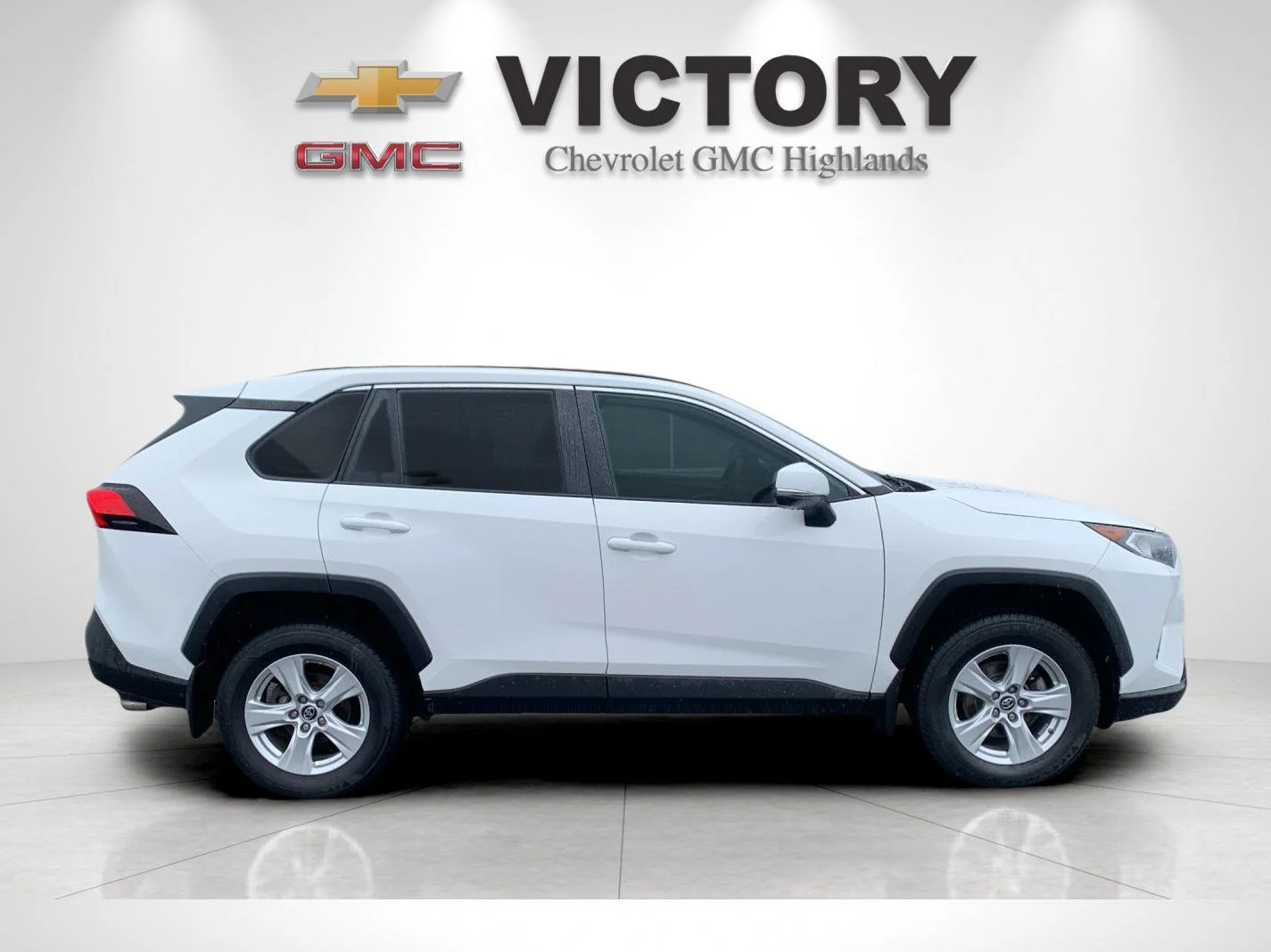 Used 2019 White Toyota XLE image 2