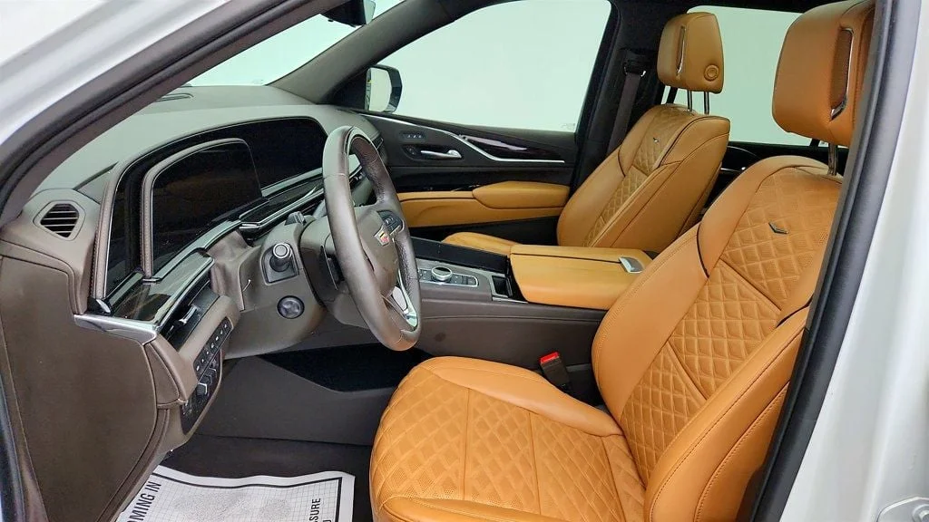 Used 2024 Crystal White Tricoat Cadillac 4WD 4dr Sport w/ Touring Pkg, Full Leather & Power Steps image 17